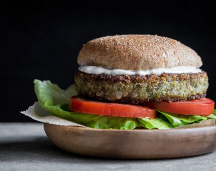 Hamburguesa vegana de arroz y calabacín