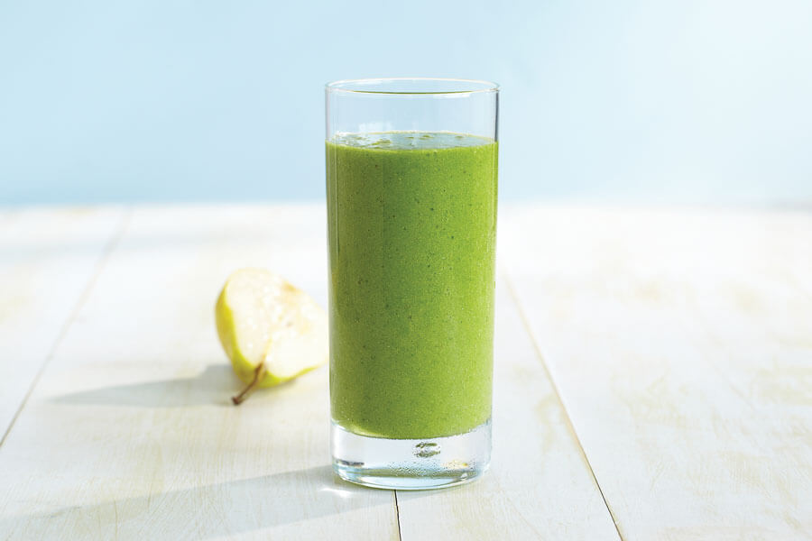 Smoothie de kale y pera en un vaso de cristal