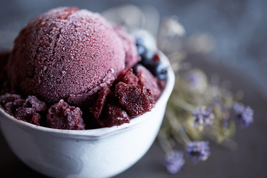 Sorbete de frutos rojos en un bol