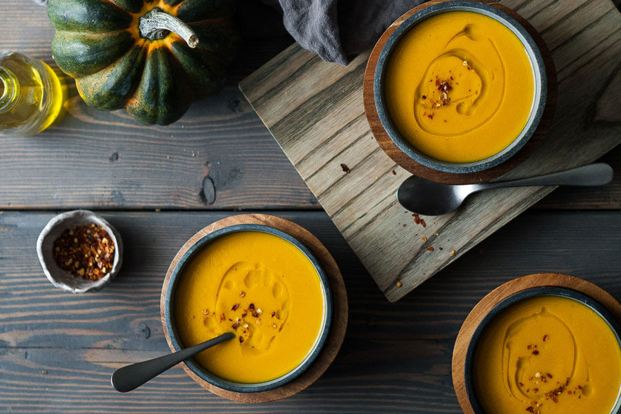 Sopa de calabaza con manzana en cuencos 