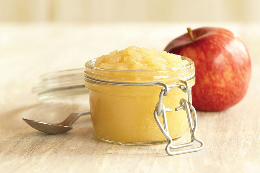 Compota de manzana en un tarro de cristal