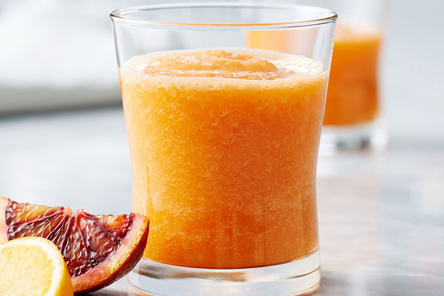 Batido de zanahoria y naranja en un vaso