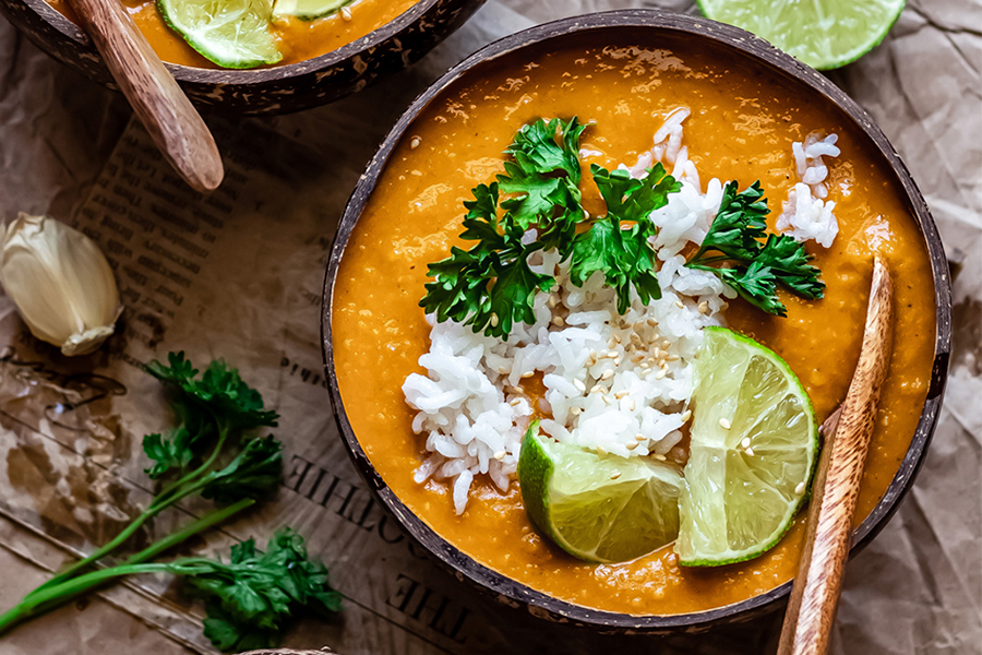 Curry de alubias blancas en bowl de coco.