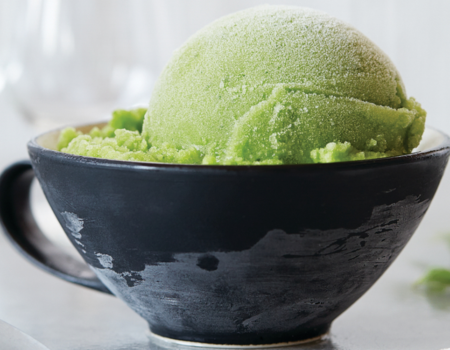 Helado de manzana verde con espinacas en una taza