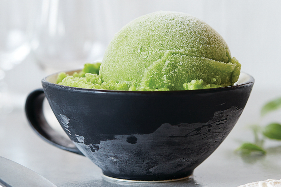 Helado de manzana verde con espinacas en una taza