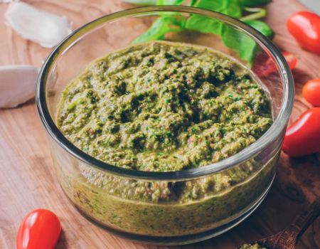 Pesto con tomate y almendras en un vaso