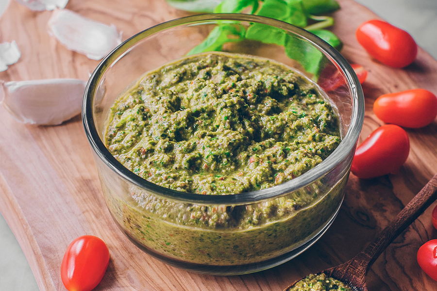 Pesto con tomate y almendras en un cuenco 