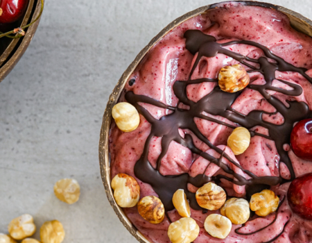 Helado de cereza y chocolate en un bol de coco natural