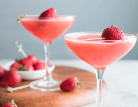 Frosé en un vaso con una fresa