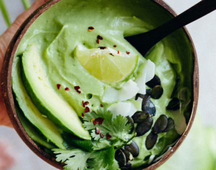 Sopa fría de calabacín y aguacate