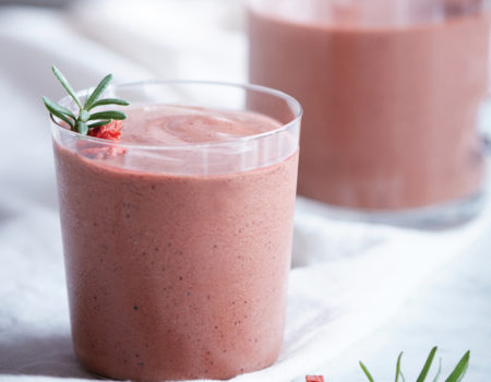 Batido de cereza con kombucha en un vaso