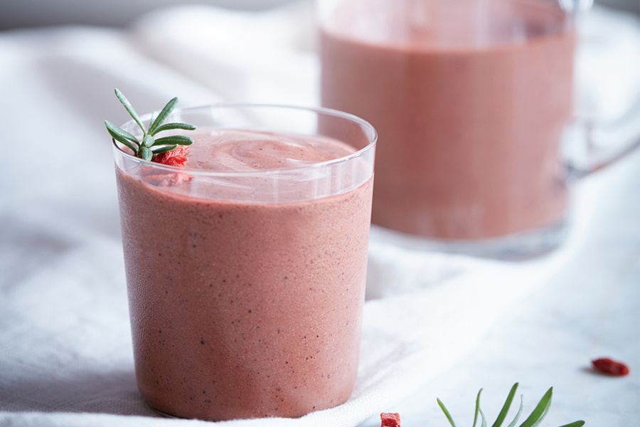 Batido de cereza con kombucha en un vaso