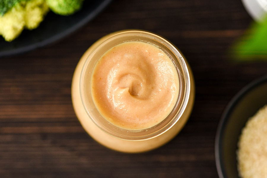 Salsa de miso y nueces en un vaso