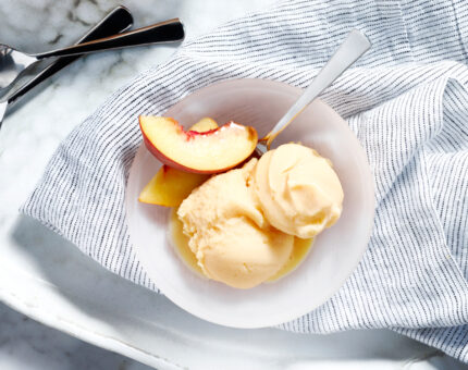 Helado de melocotón con yogur y lavanda