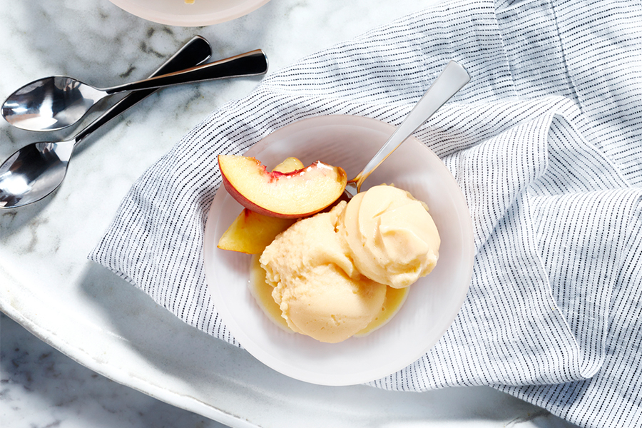 Helado de melocotón con yogur y lavanda