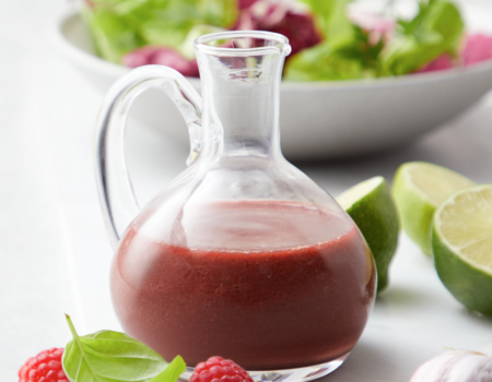 Salsa de frambuesa y mostaza en una jarra