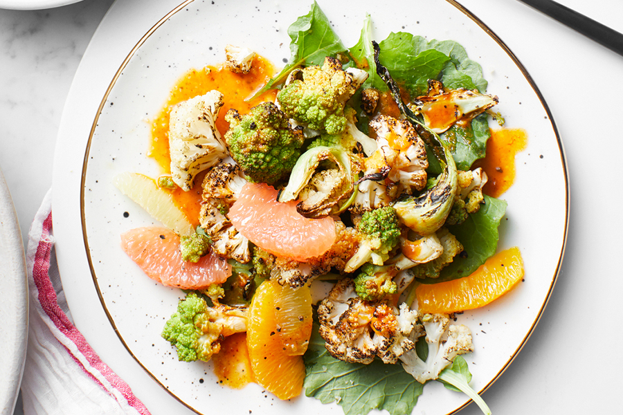 Ensalada de coliflor a la brasa en un plato