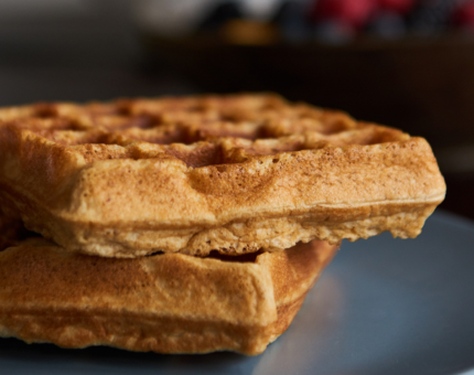 Gofres con almendras y salsa de frambuesa