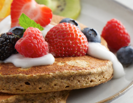 Tortitas de calabacín con yogur y frutos del bosque