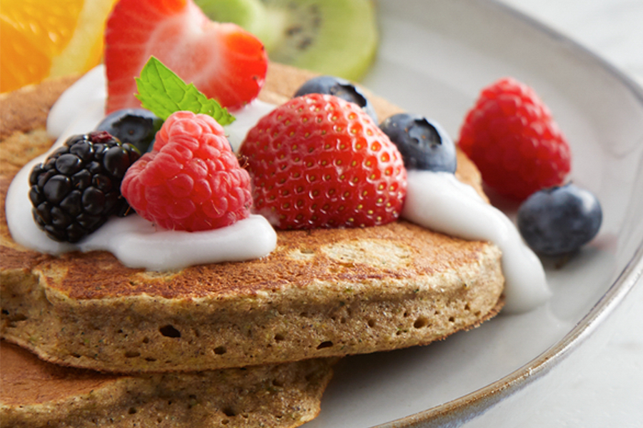 Tortitas de calabacín con yogur y frutos del bosque