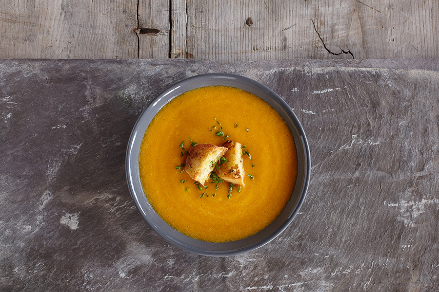 Sopa de zanahoria, jengibre y naranja en un cuenco