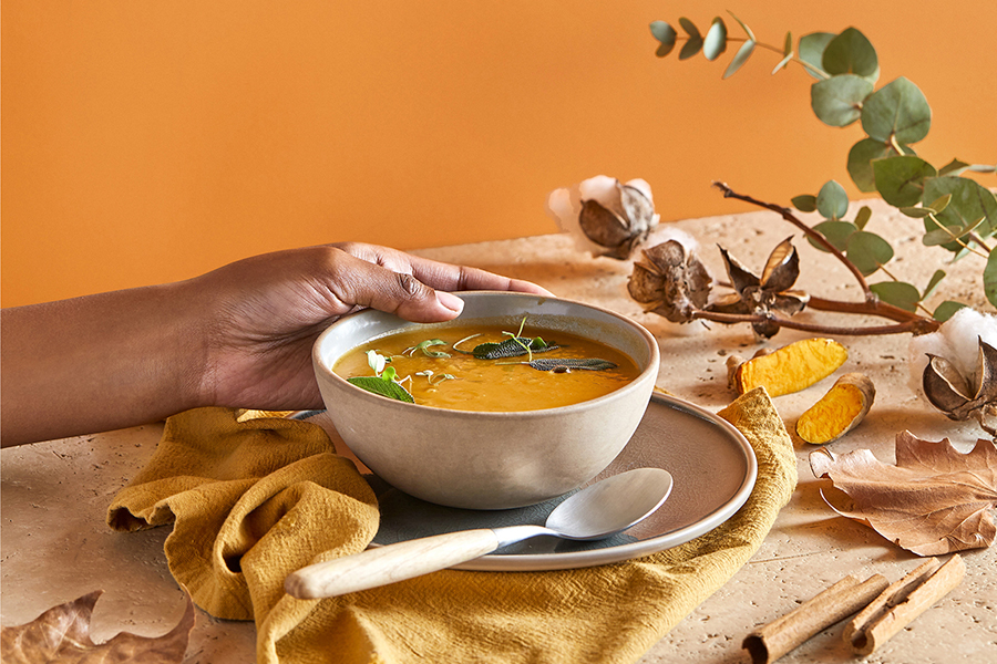 Crema de calabaza al curry con leche de coco en un cuenco