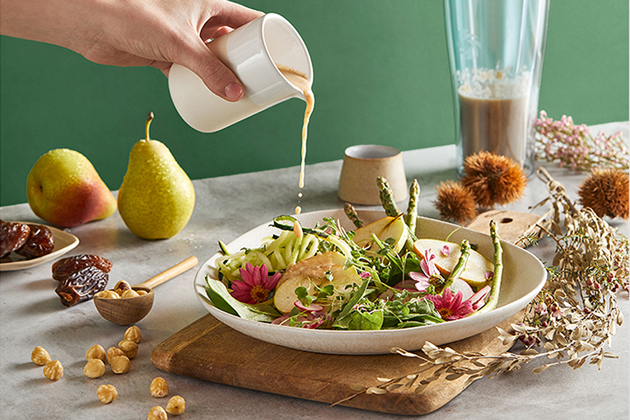 Salsa de pera y avellana tostada en una ensalada