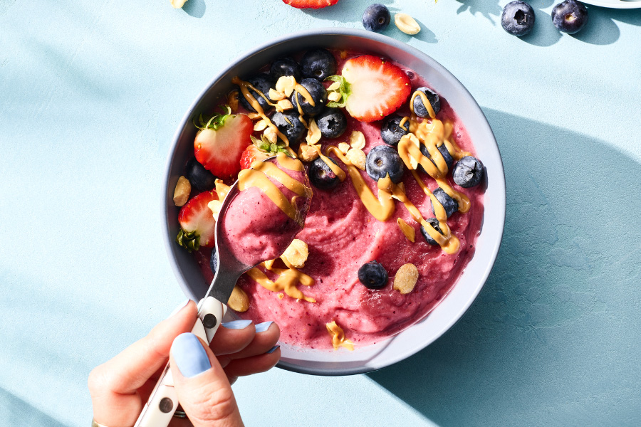 Smoothie en un bol de mermelada y crema de cacahuete