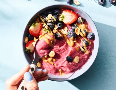 Smoothie en un bol de mermelada y crema de cacahuete