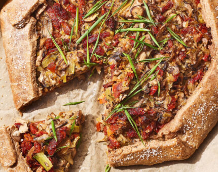 Galette de champiñones, cebolleta y tomate seco