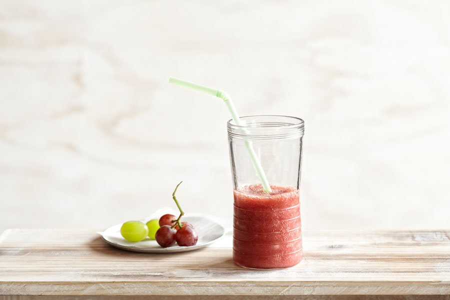 batido de uvas, fresas y sandía con decoración de uvas