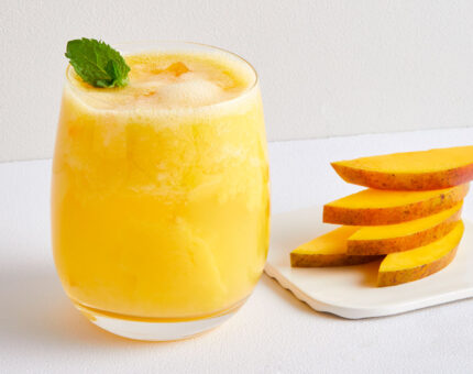 Cóctel de mango y kombucha sin alcohol