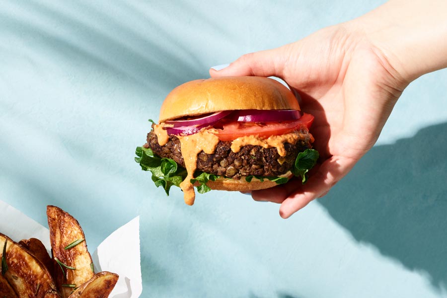 hamburguesa vegana de lentejas en un panecillo con salsa
