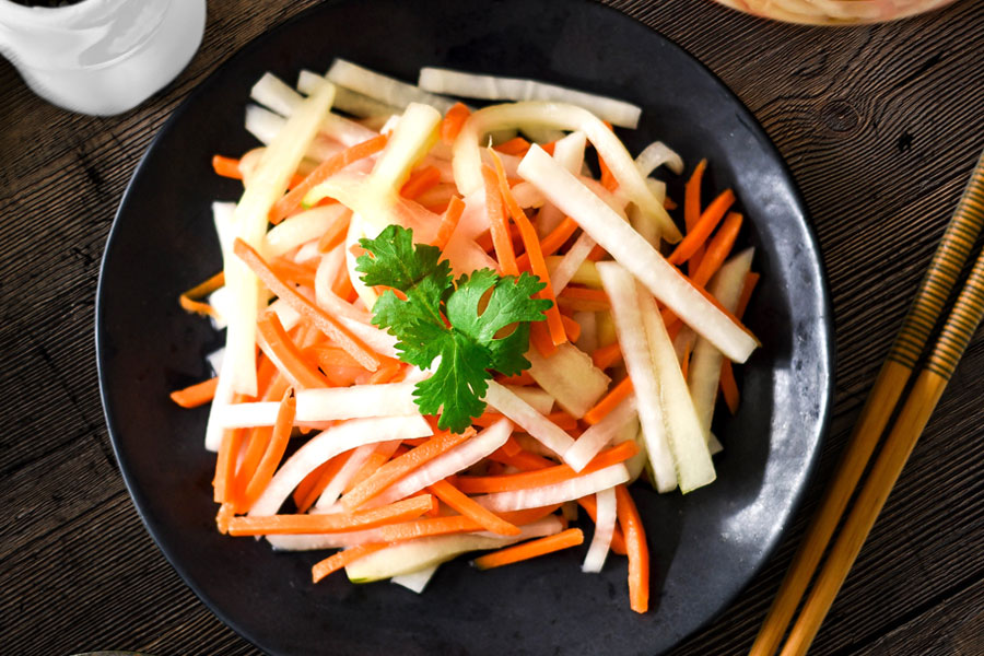 ensalada de verduras encurtidas servida en plato