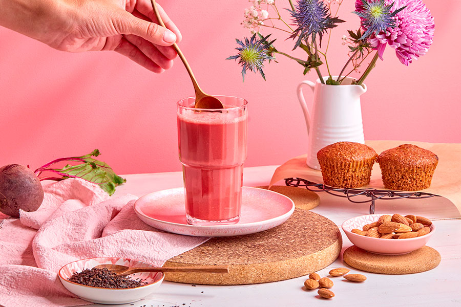 pink latte de remolacha con almendras