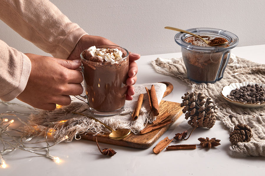 mano coge una taza de chocolate caliente de Navidad