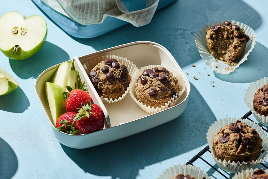 muffins de avena y chocolate con fresas y manzana