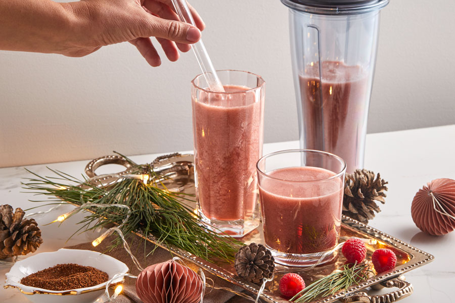 dos vasos y la jarra de 600 ml con smoothie de manzana 