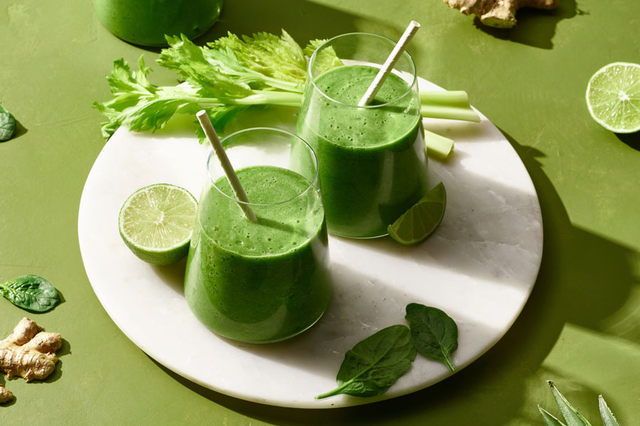 batido de piña, servido con unas rodajas de lima y apio