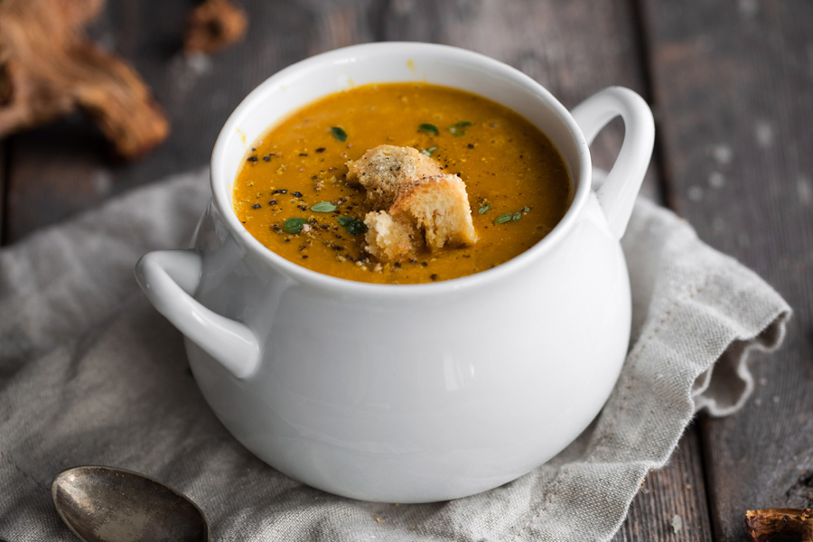 sopa de cebolla servida en un cuenco sopa de cebolla servida en un cuenco