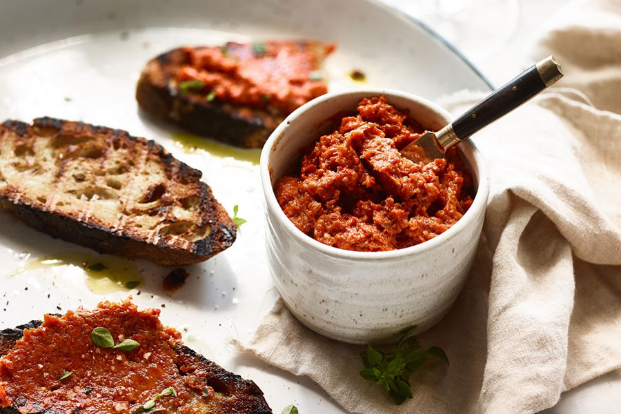 bol de pesto rojo para untar sobre tostadas