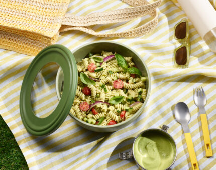 Ensalada de pasta con salsa de aguacate