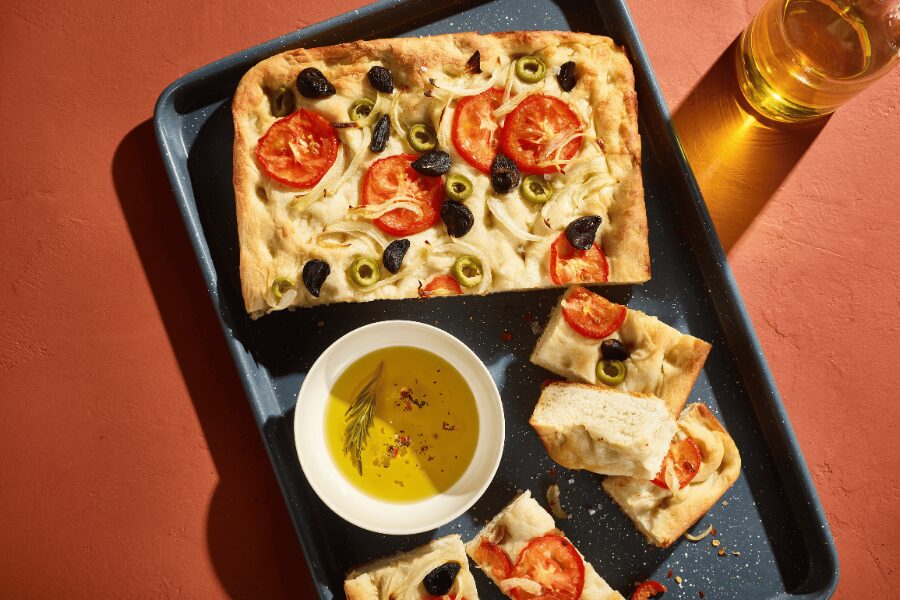 focaccia italiana con tomate, cebolla, ajo negro y aceitunas