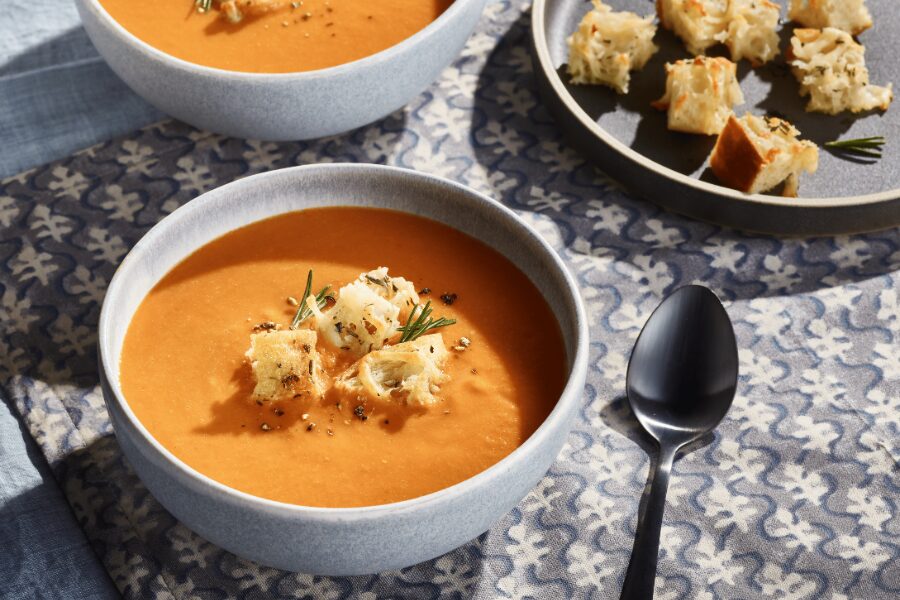 sopa de tomate y alubias servida con croutons