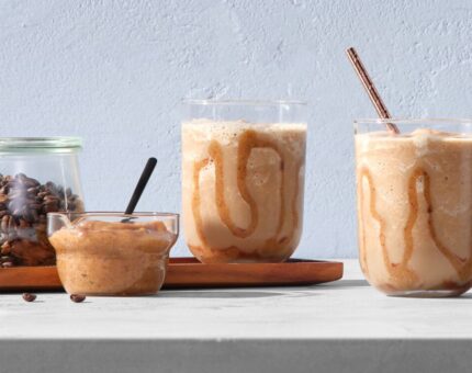 Café frappé con caramelo salado de miso