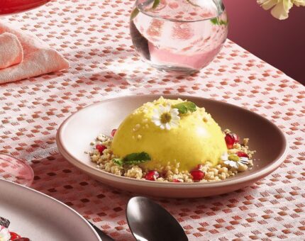 Mousse de limón helada con crujiente de granada