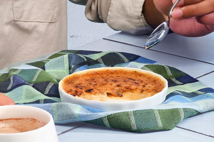 crème brûlée lista para degustar crème brûlée lista para degustar