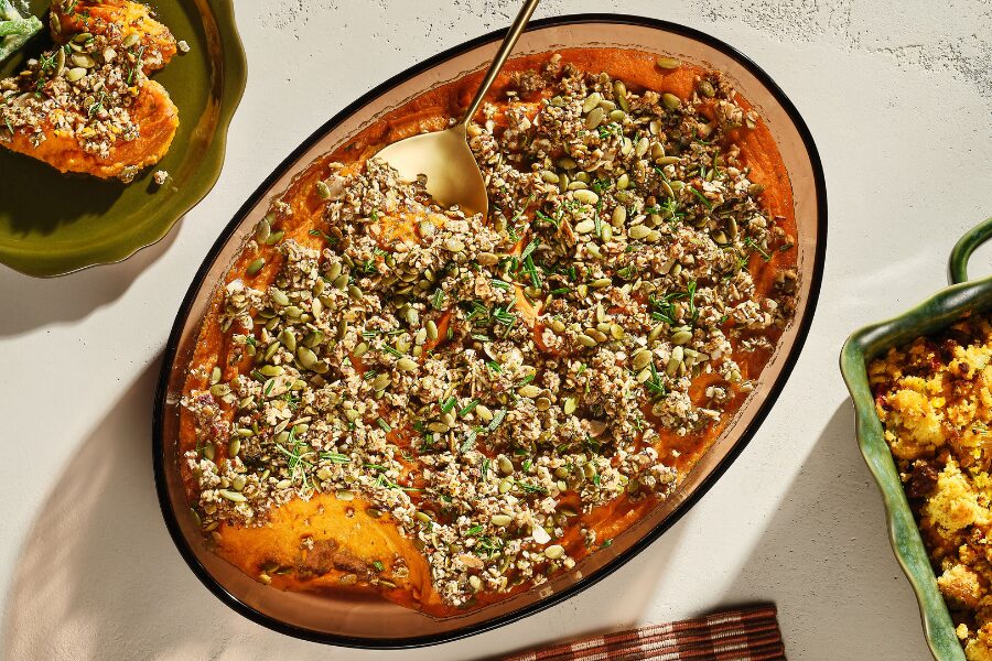 puré de boniato gratinado serviedo en una fuente