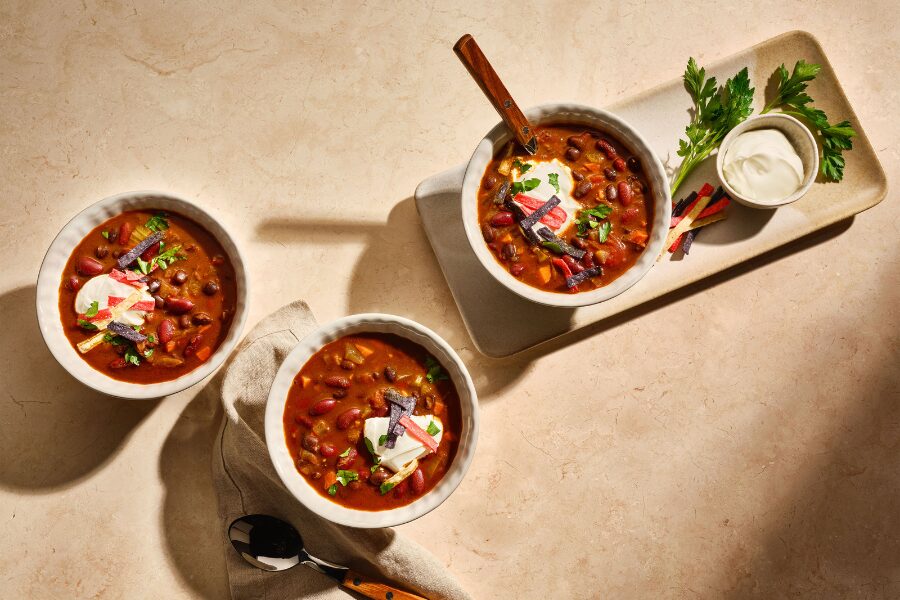 chili de verduras servido con crema fresca chili de verduras servido con crema fresca