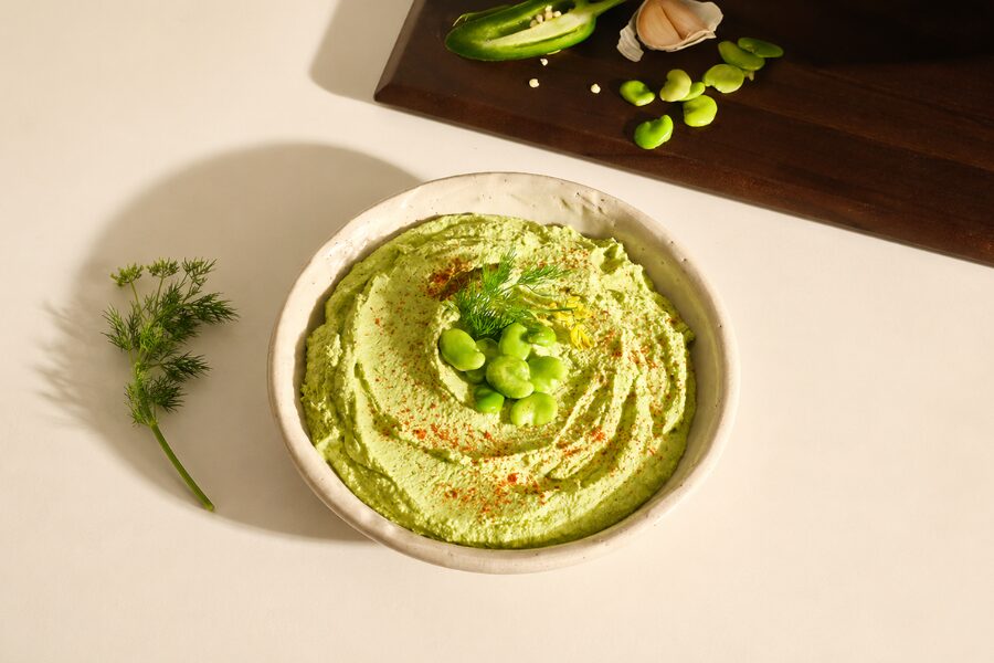 hummus de habas frescas servido en mesa hummus de habas frescas servido en mesa